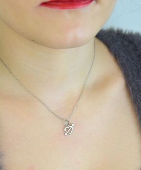 Srebrna zawieszka damska W 35 – delikatne serce z strzałą, wykonane ze srebra próby 925. Wymiary 1,5 × 1,5 cm, waga ok. 0,70 g. Subtelna i romantyczna biżuteria idealna na prezent dla ukochanej (4).JPG